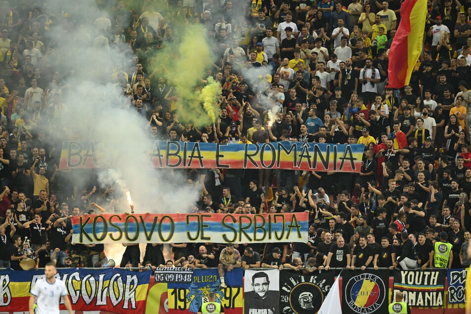 Die Fans von Rumänien entrollten pro-serbische Banner - eine Provokation gegen die kosovarische Nationalmannschaft.