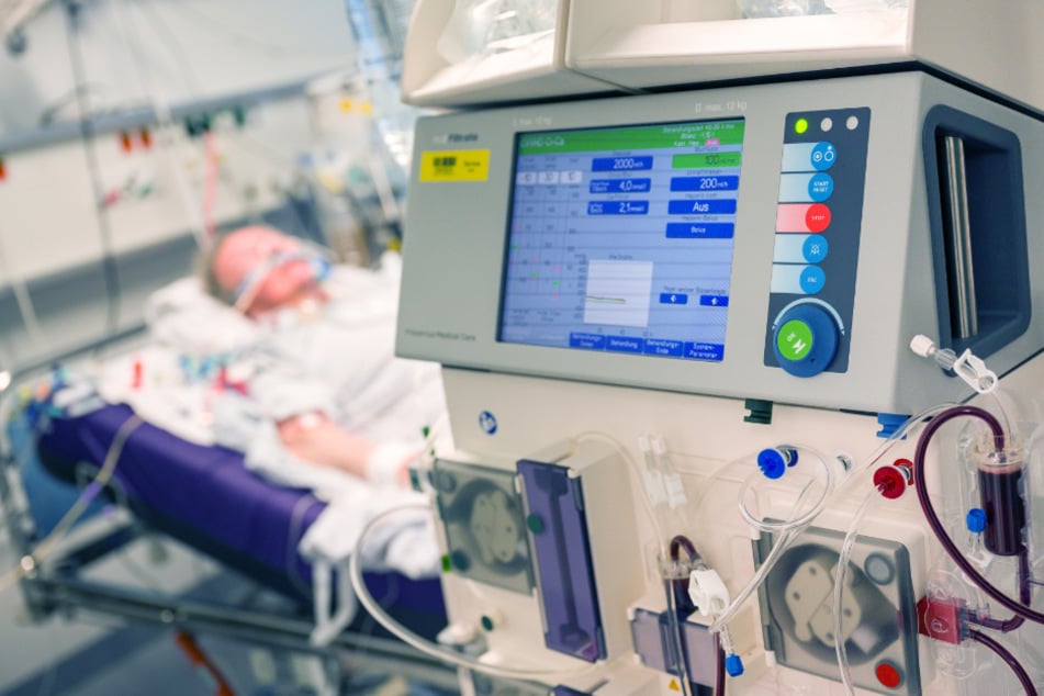 Letzte Rettung Beatmung: Ein an Covid-19 erkrankter Patient liegt in einem Intensivzimmer an einem Beatmungsgerät und einem Dialysegerät im Vordergrund.