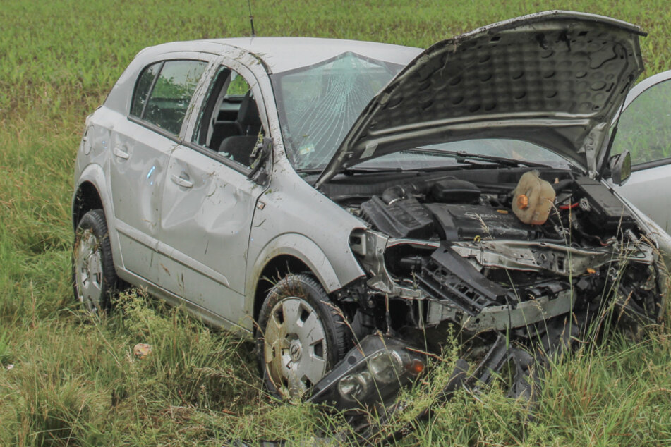 Ersthelfern gelang es, die schwer verletzte Frau aus ihrem Opel zu befreien.