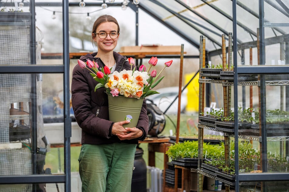 Emma Auerbach (28) hat sich mit ihrem nachhaltigen Schnittblumen-Anbau als Quereinsteigerin einen Traum erfüllt. Mit eimerweise Blumen verzaubert sie private Feste.