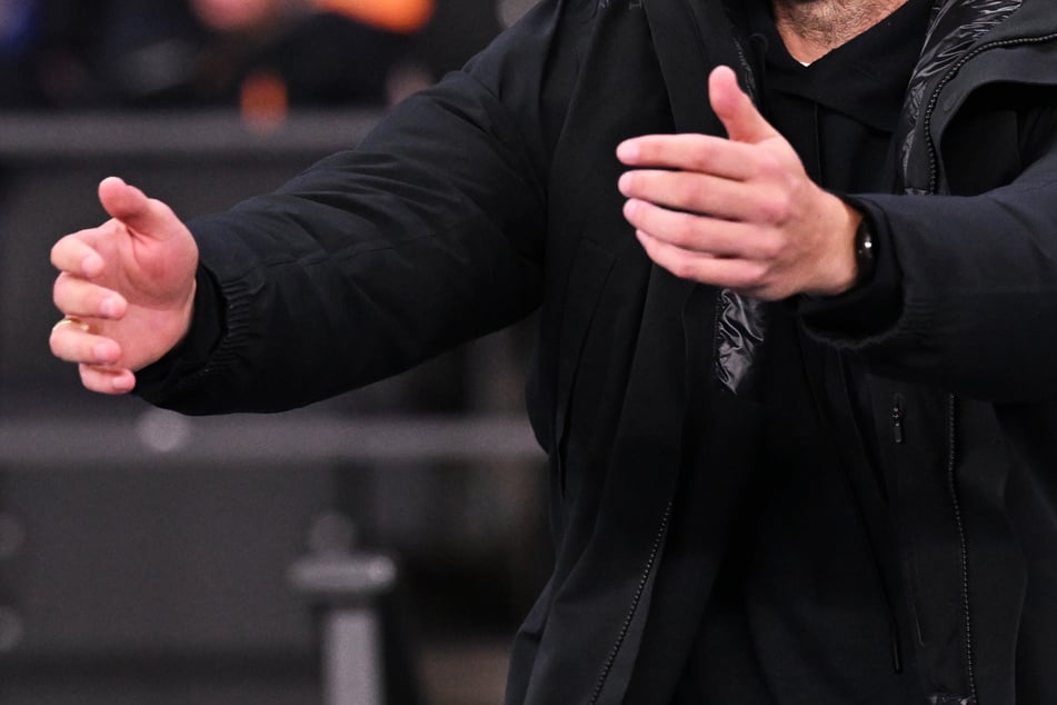 Blamables Pokal-Aus: Sportdirektor vermeidet klares Bekenntnis zu Bundesliga-Trainer
