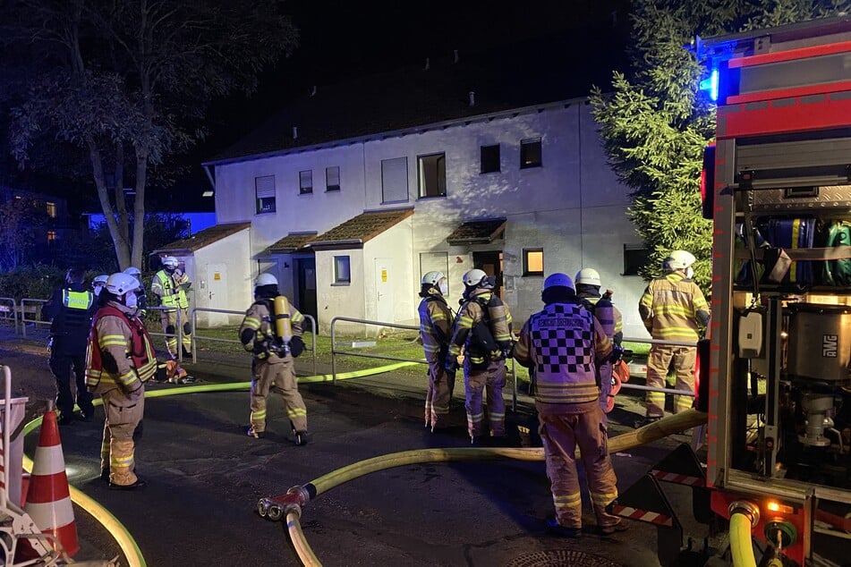 Die Feuerwehr rettete in Bergisch Gladbach-Herkenrath einen Bewohner und eine Katze aus den Flammen.