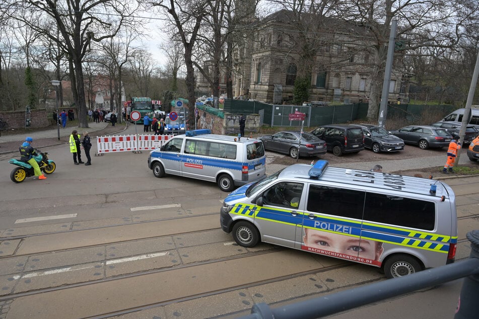 Der Unfallort wurde weitläufig abgesperrt. Vieles zu dem Vorfall ist aktuell noch unklar.