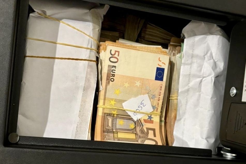 Die Ermittler fanden zudem rund 150.000 Euro Bargeld.