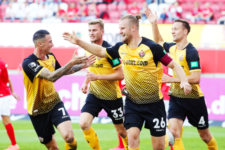 Dynamo-Kapitän Sebastian Mai (2.v.r.) erzielte in seinem zweiten Pflichtspiel der Saison schon sein zweites Tor für die SGD - und das als Innenverteidiger!
