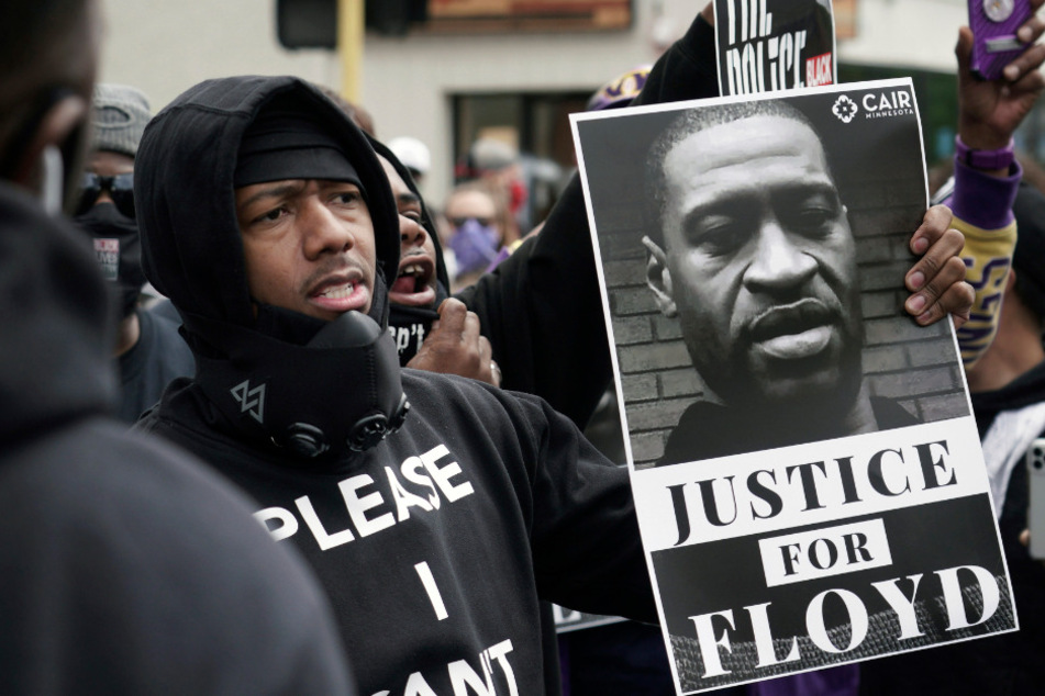 Nick Cannon, Comedian in den USA, hält bei Demonstrationen ein Bild von George Floyd in der Hand und fordert Gerechtigkeit nach dem Tod des Afroamerikaners.