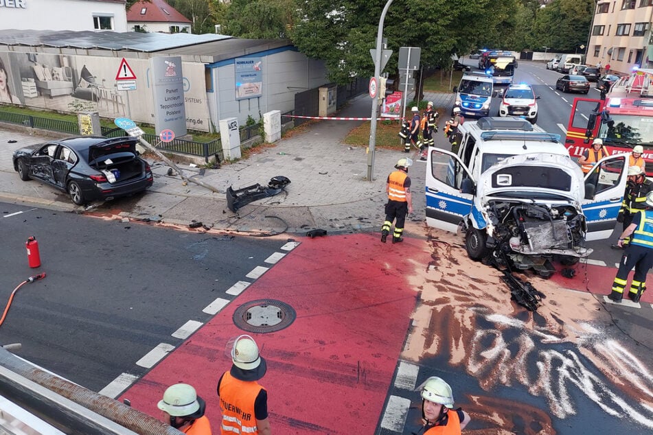 Die Feuerwehr musste sich um ausgelaufenes Benzin auf dem Innsbrucker Ring kümmern.