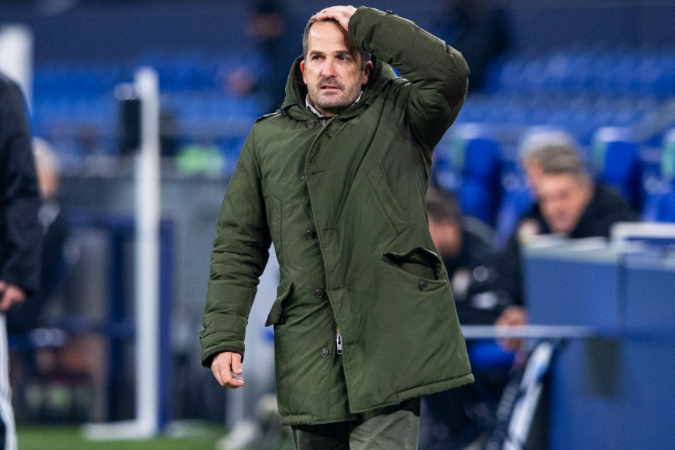 S04-Coach Manuel Baum kassierte mit seinem Team die nächste Pleite.