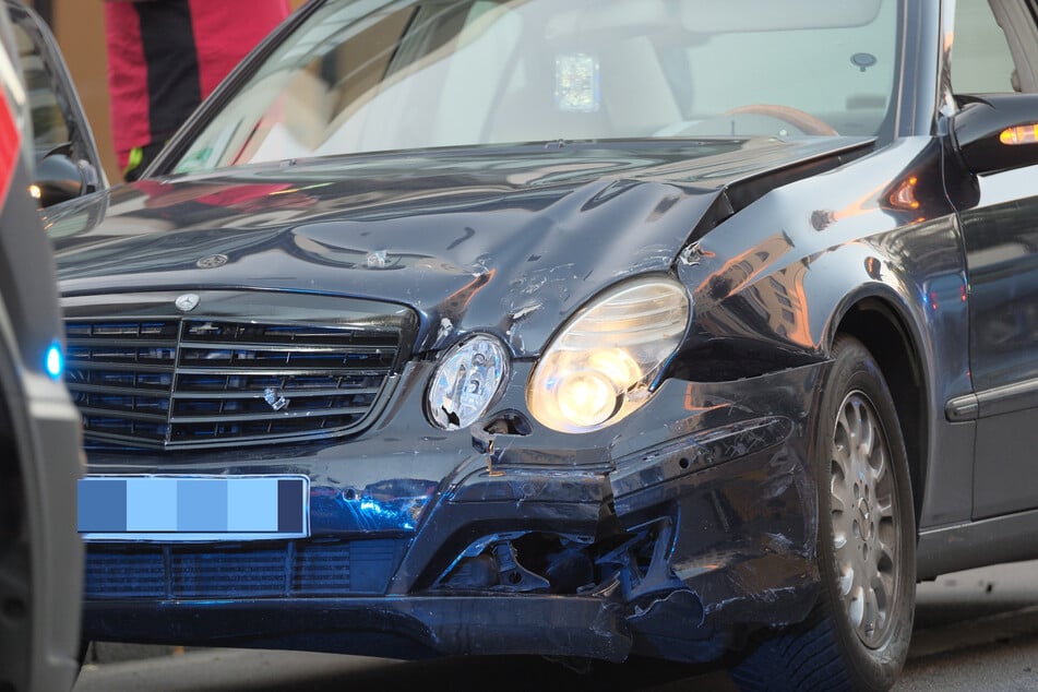 Auch am Mercedes entstand erheblicher Sachschaden.