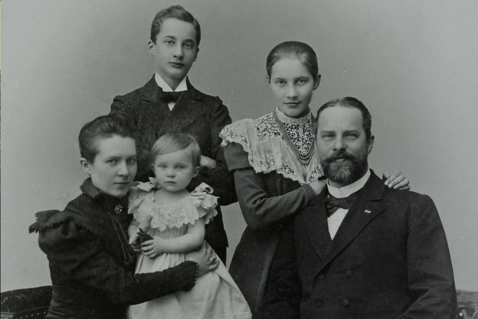 Die Familie des Gartenarchitekten: Friedrich Bouché (r.) 1896 mit seiner zweiten Ehefrau Rosalie (l.) und ihrer gemeinsamen Tochter Johanna (Mitte) sowie den Kindern aus erster Ehe, Friedrich und Margareta (hinten).