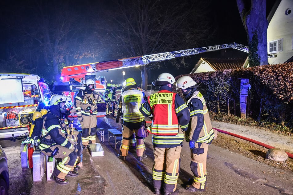 Am frühen Sonntagmorgen ist ein Anbau in Reinbek ganz in der Nähe eines Hauses in Brand geraten.