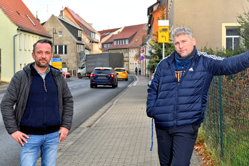 Oliver Köbe (47, l.) und Andrè Krüger (48) haben den Stau in Wilsdruff satt.