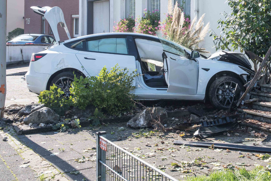 Schwerer Unfall: Ford schleudert gegen Hauswand, Tesla-Fahrer reanimiert