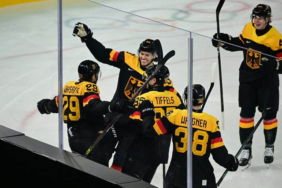 Leon Draisaitl (l.) und Co. durften schon nach wenigen Sekunden jubeln.