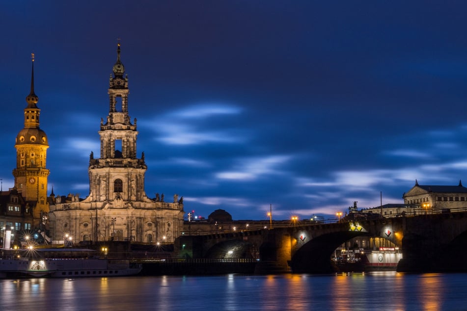 Der Vorfall passierte am Freitagabend auf der Augustusbrücke in Dresden.