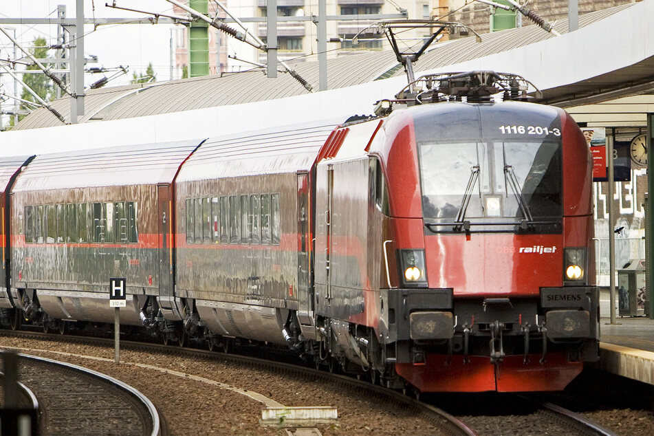 In einem Railjet-Zug der Österreichischen Bundesbahnen (ÖBB) geschah der Übergriff. (Symbolbild)