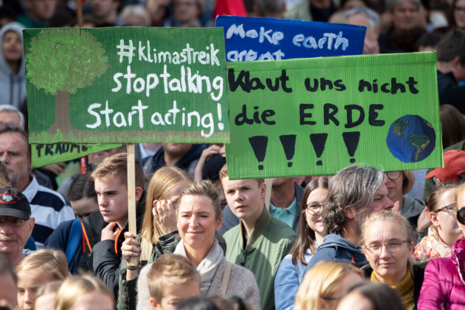 Das Foto vom September 2019 zeigt Demonstranten der "Fridays for Future"-Bewegung in Frankfurt.