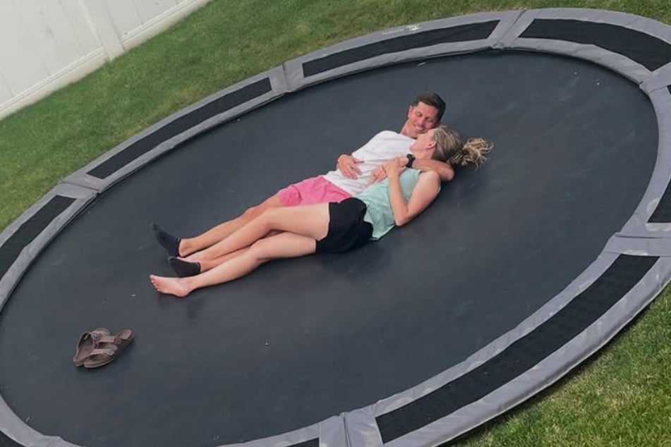Kaleba und Keena Harris kuscheln in der Aufnahme ihrer Tochter auf dem Trampolin. Kommentar der Vierzehnjährigen: "Ich liebe meine Eltern."