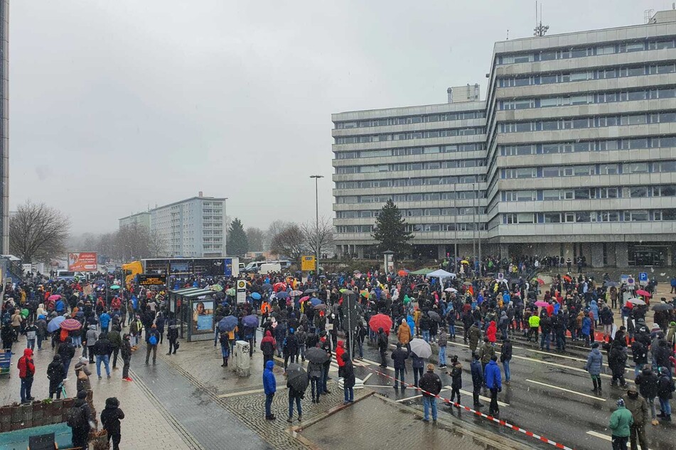 Bei der Demo auf der Brückenstraße sind mehrere hundert Teilnehmer dabei.