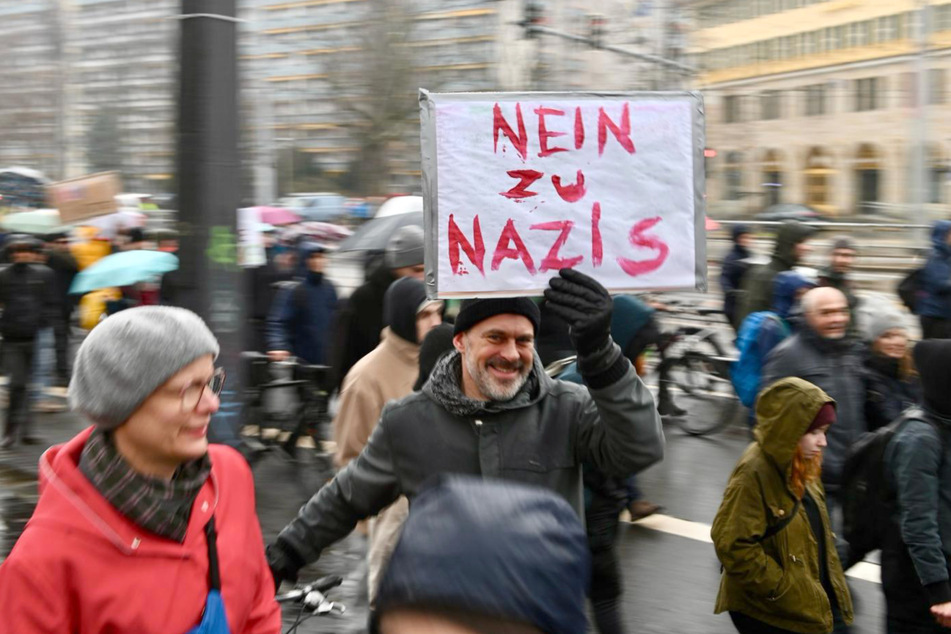 "Nein zu Nazis" fordert dieser Demo-Teilnehmer.