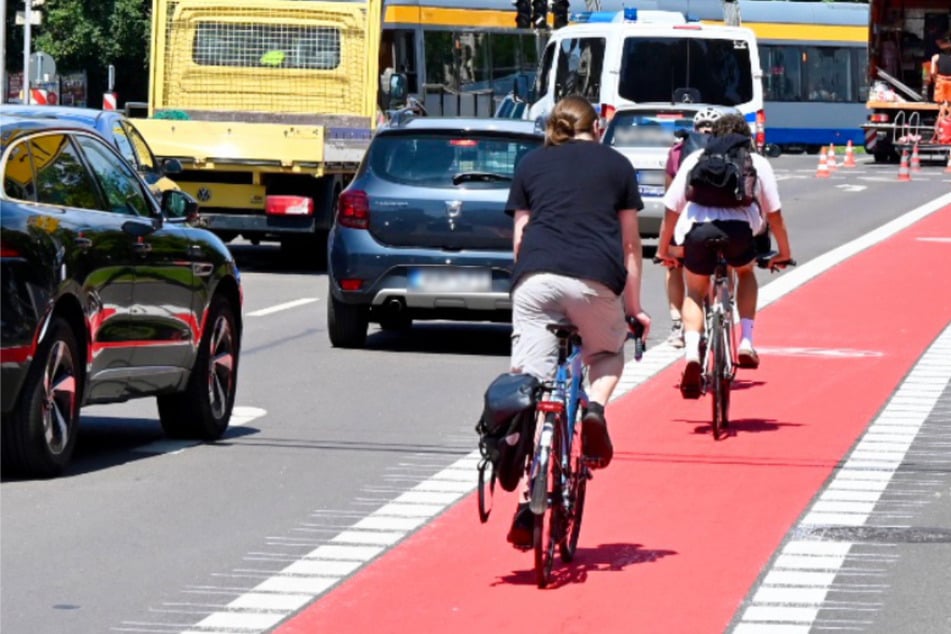 Leipzig: Radlerin (†33) in Leipzig tödlich verunglückt: Stadt markiert Fahrradweiche an Unfallstelle rot