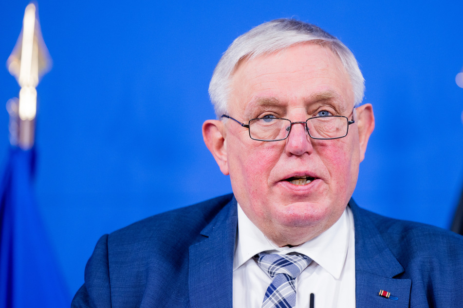 NRW-Gesundheitsminister Karl-Josef Laumann (64, CDU) kündigte an, dass die 2G-plus Regel ab Donnerstag in Kraft treten wird.