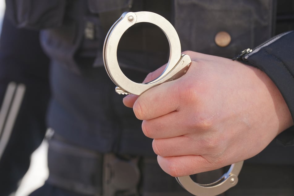 Die Polizei nahm einen jungen Mann fest, nachdem er mit einem Messer auf seine Mutter eingestochen hatte. (Symbolfoto)