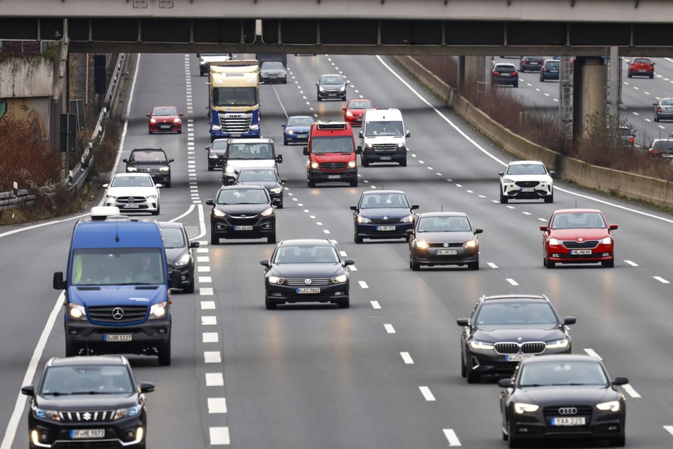 Unfall A3: Mann auf A3 von Lkw erfasst und durch Luft geschleudert: Schwerverletzter fährt trotzdem zur Arbeit