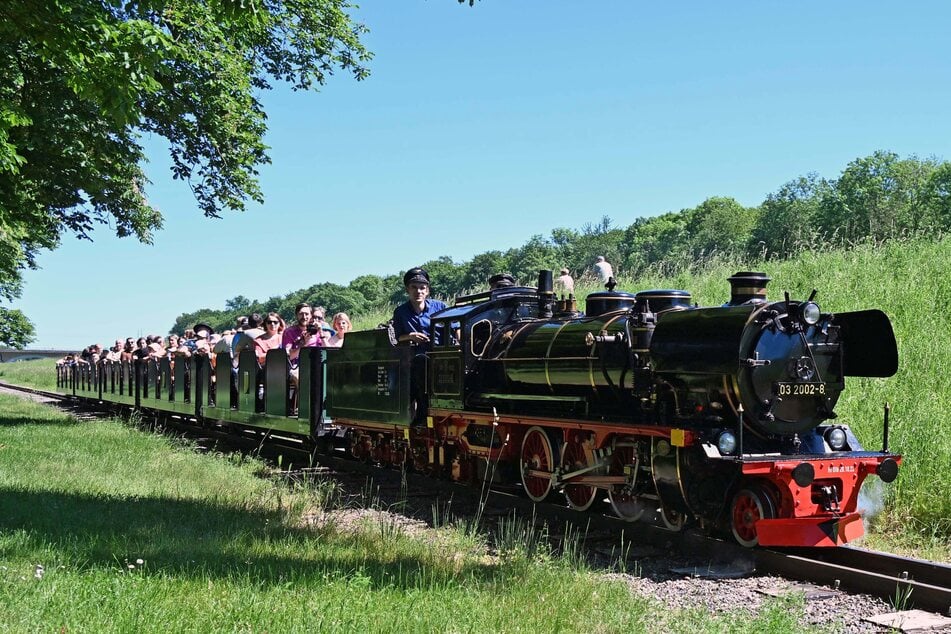Die Parkeisenbahn dreht ihre Runden um den Auensee.