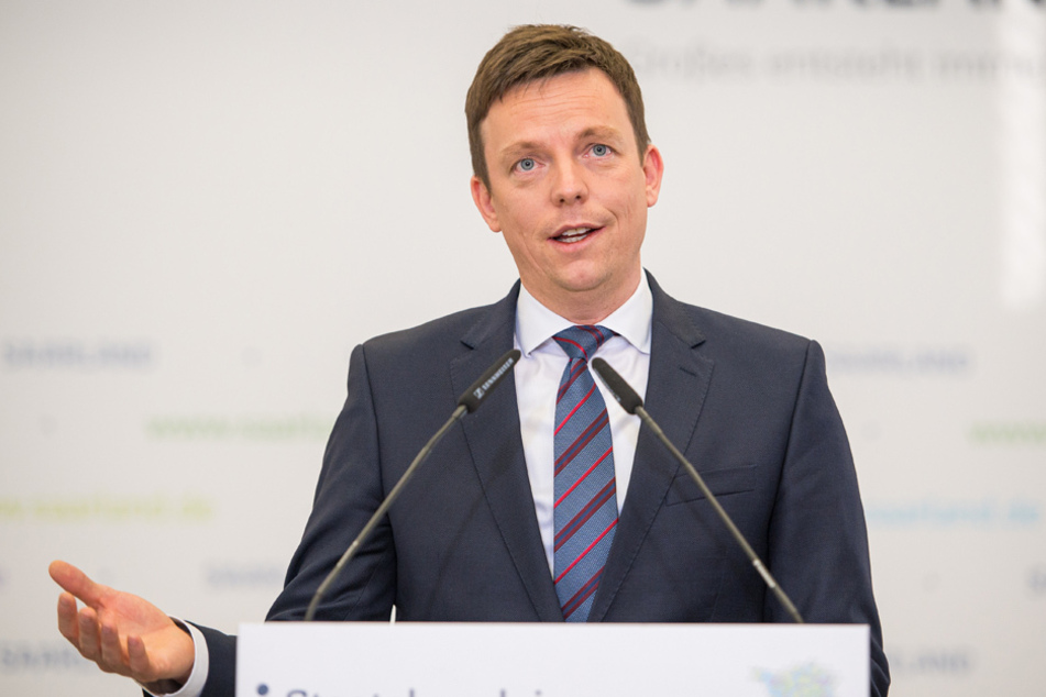 Hat der saarländische Ministerpräsident Tobias Hans bereits einen künftigen Kanzler im Auge? (Archiv)