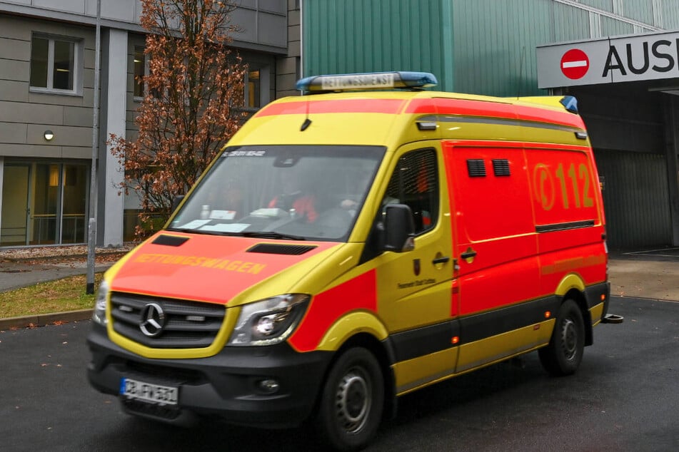 Die 59 Jahre alte Mercedes-Fahrerin ist trotz medizinischer Versorgung im Krankenhaus gestorben. (Symbolfoto)