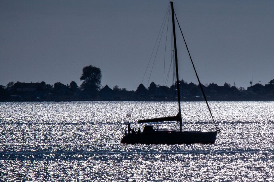 Ein Segelboot ist auf der Ostsee unterwegs. (Symbolbild)