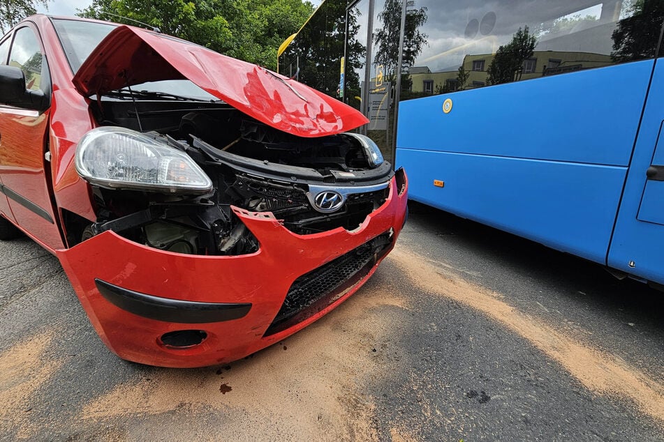 Der Hyundai wurde durch den Unfall beschädigt.