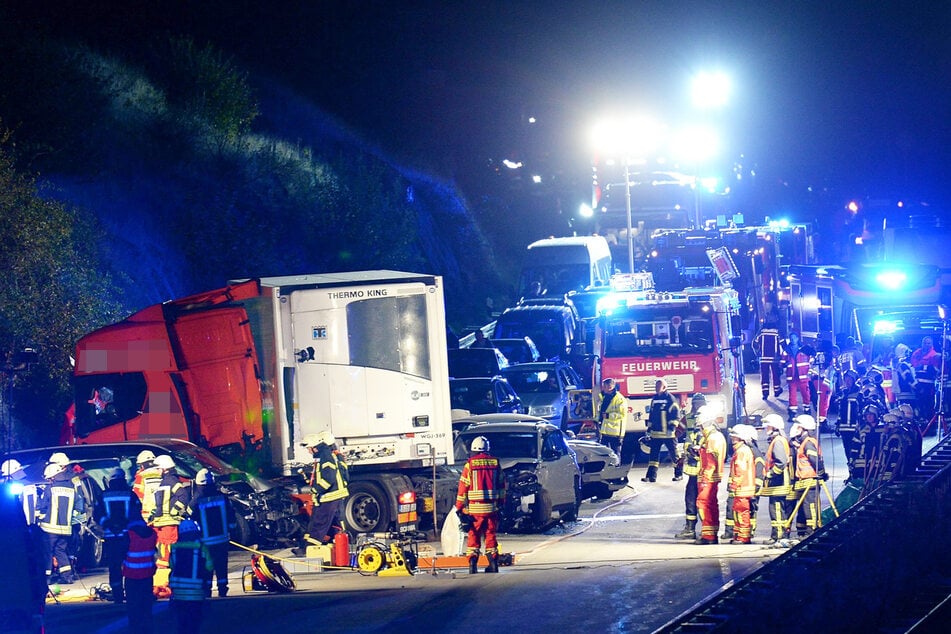 Unfall A17: Heftiger Autobahn-Unfall in Sachsen: Brummi-Fahrer übersieht Stauende - 16 Verletzte!