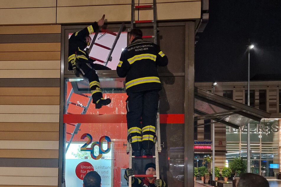 Eine sichere Bank: Die Feuerwehr konnte der Kundin in Not aus dem Vorraum der Filiale helfen – leichter als zunächst vermutet.