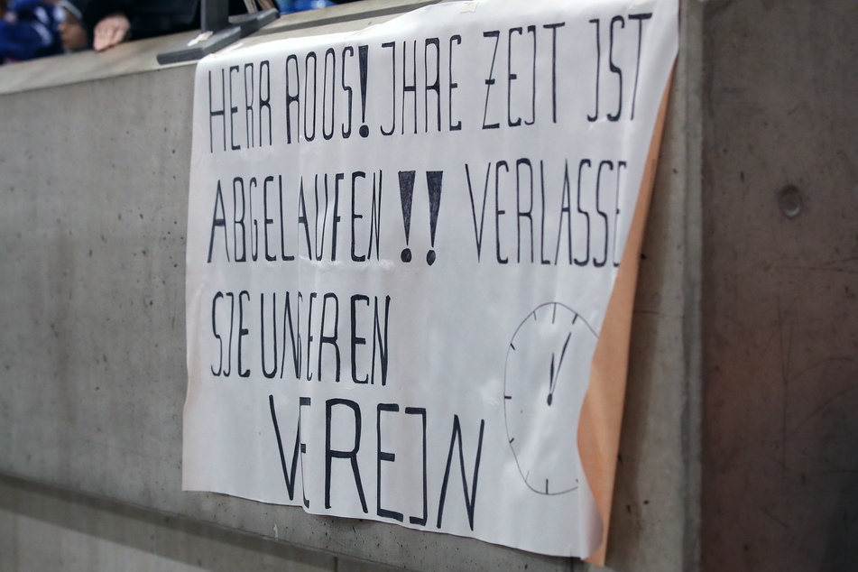 Zuletzt hingen Plakate wie diese in der Halle der Dresdner Eislöwen: Auf ihnen wird der Rücktritt von Roos gefordert.