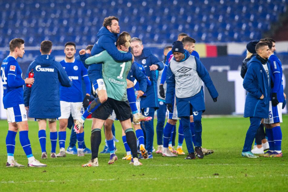 Eine Umarmung für Ralf Fährmann (32, türkisfarbenes Trikot): Der gebürtige Chemnitzer hatte mit seinen Paraden großen Anteil am Schalker Sieg.