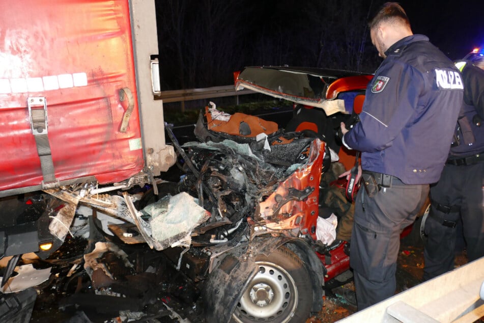 Es gleicht fast einem Wunder, dass die Frau (48) noch lebend aus diesem Wrack herauskommen konnte.