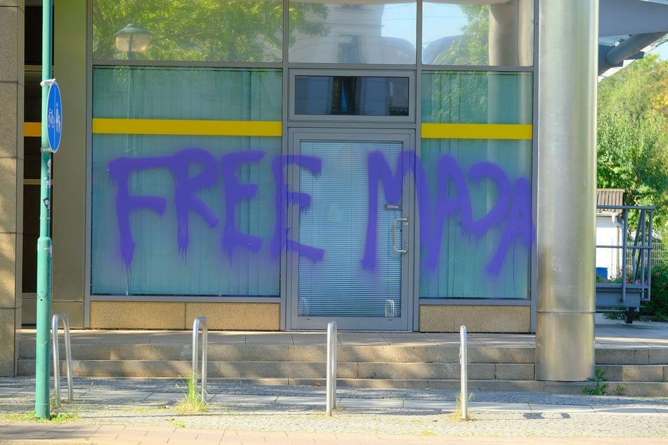 Unbekannte haben in der Nacht Leipzigs Technisches Rathaus angegriffen. Die Polizei ermittelt.