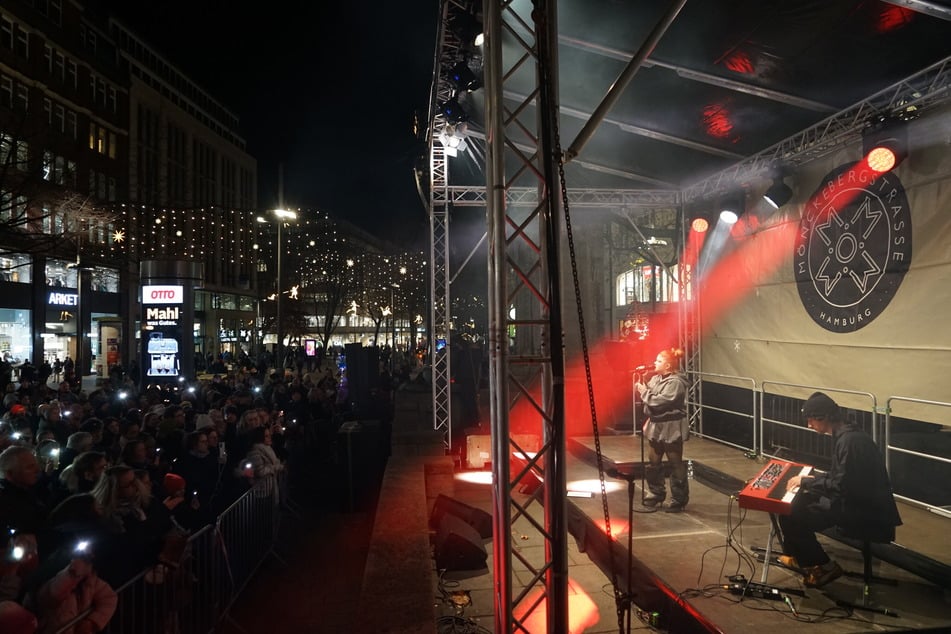 Nur von einem Keyboard begleitet, begeisterte Loi mit ihrer markanten Stimme die Mönckebergstraße.