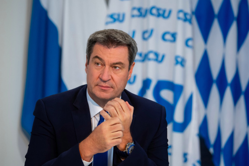 Markus Söder (53, CSU), Parteivorsitzender und Ministerpräsident von Bayern, sitzt beim virtuellen Parteitag vor seiner Rede in seinem Büro in der CSU-Landesleitung.