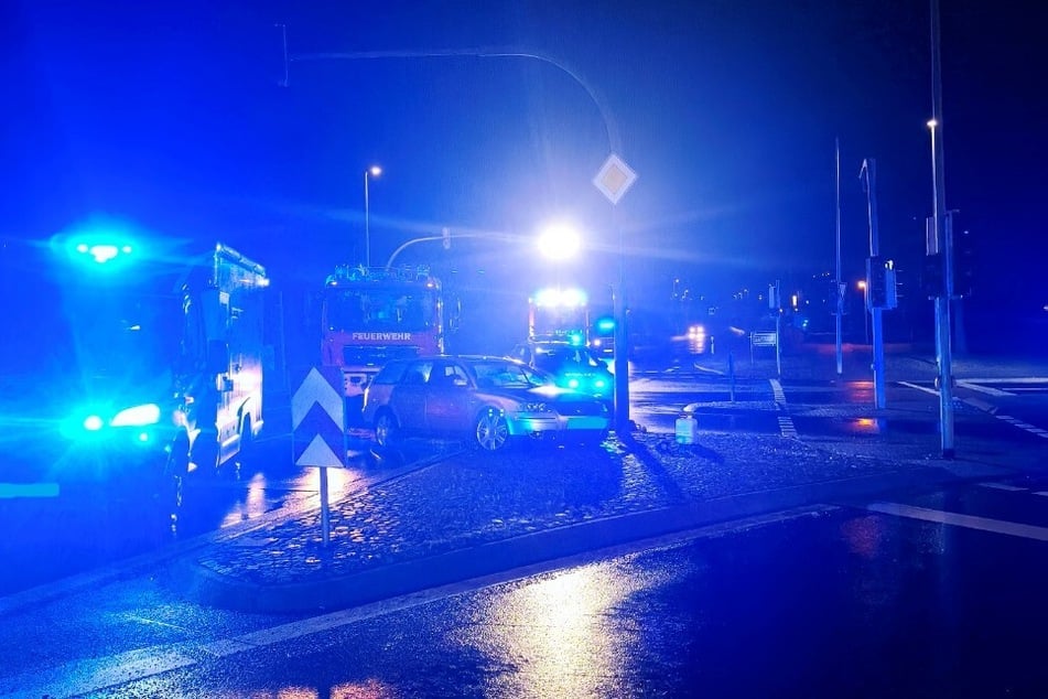 Im Harz ist ein VW gegen eine Ampel gekracht.