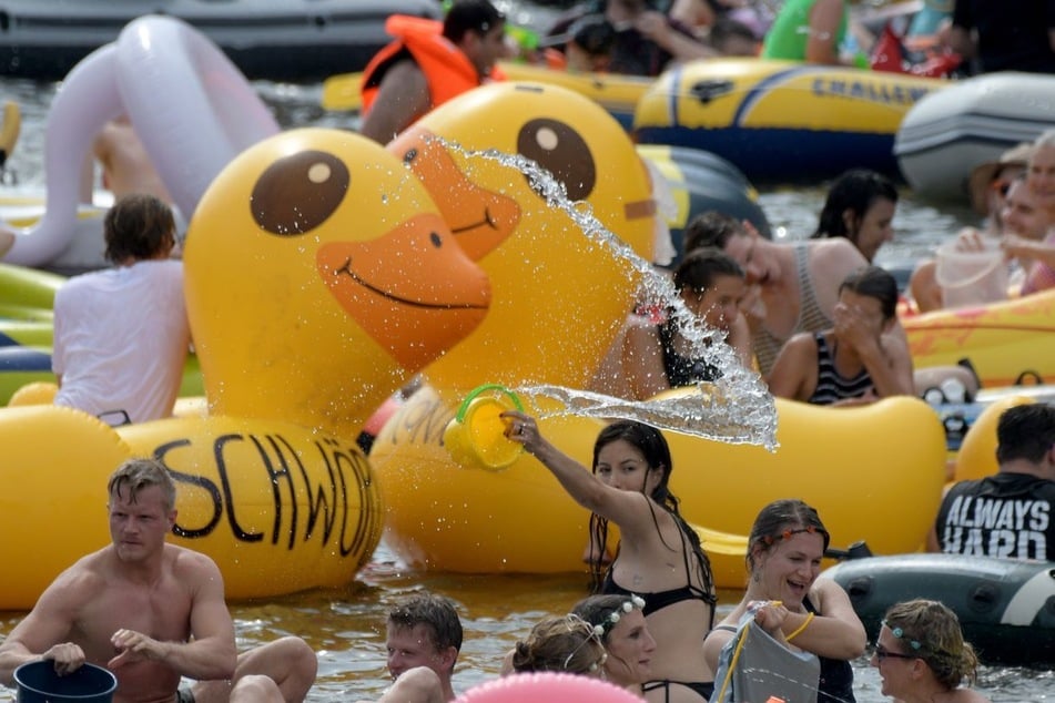 In Ulm wird jährlich ein eher ungewöhnlicher Umzug auf dem Wasser organisiert.