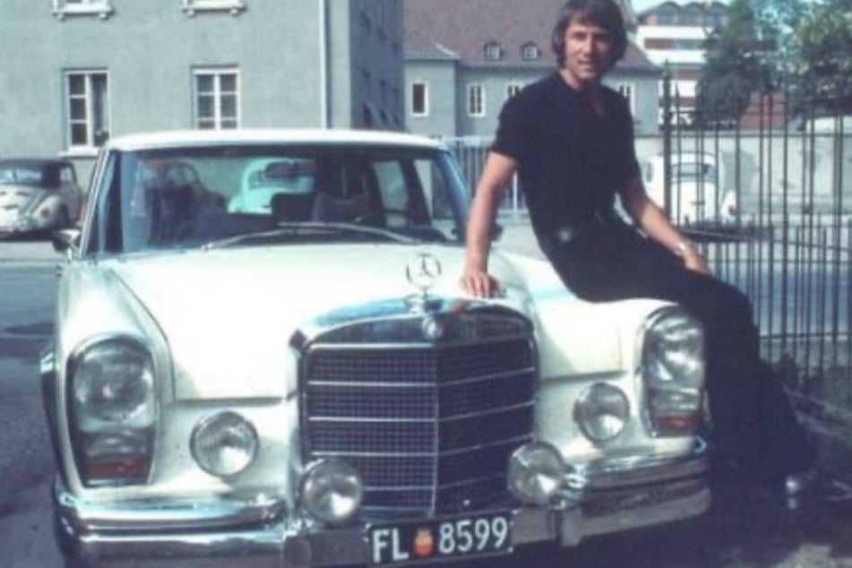 Udo Jürgens mit seinem weißen Mercedes.