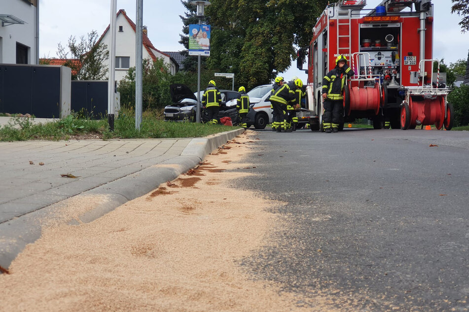 Kameraden der Feuerwehr waren ebenfalls zum Ort des Geschehens geeilt, um ausgetretene Betriebsstoffe zu sammeln und von der Straße zu entfernen.