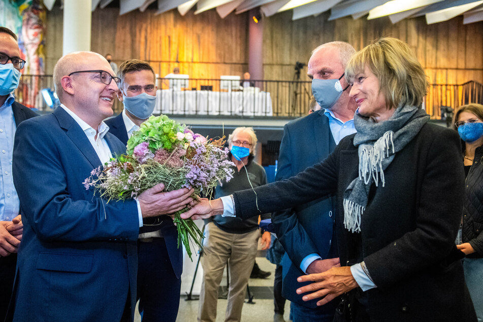 Die scheidende Oberbürgermeisterin Barbara Ludwig (58, SPD) gratuliert Sven Schulze (48, SPD) mit einem Blumenstrauß.
