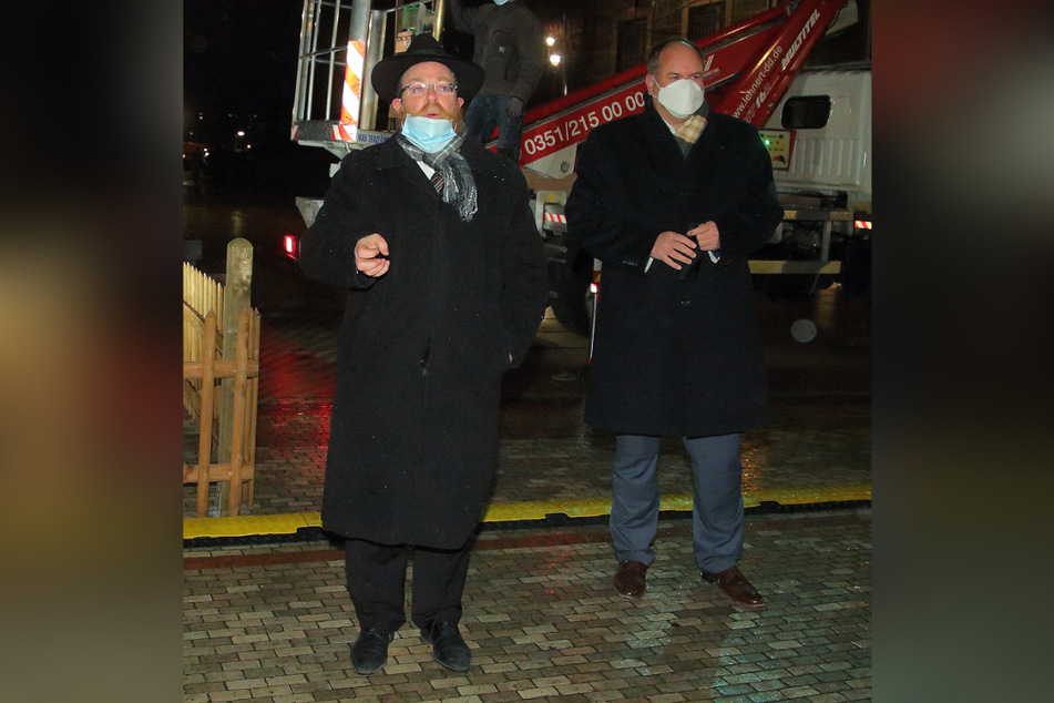 Rabbiner Shneor Havlin (46) und OB Dirk Hilbert (50, FDP) am Schlossplatz, wo der Chanukka-Leuchter während der Festtage steht.