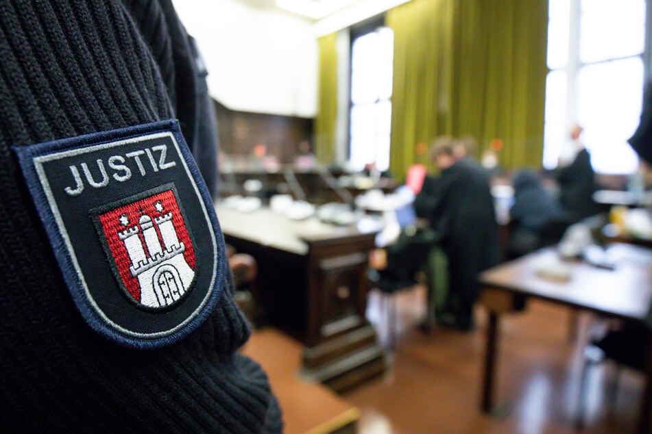 Schwer verletzt! Angeklagter springt während Gerichtsprozess aus dem Fenster