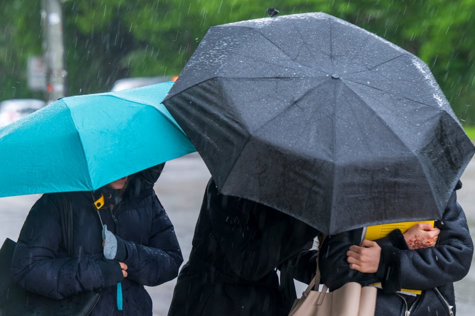 Bedeutet: Regenschirme dürften sich im Süden Bayerns auch weiterhin (leider) als sehr nützlich erweisen.