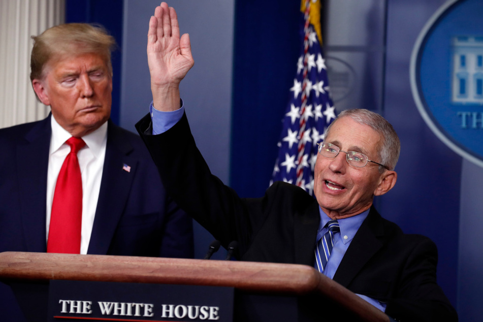 Donald Trump (74,l), Präsident der USA, und Anthony Fauci (79), Direktor des Nationalen Instituts für Infektionskrankheiten in den USA.